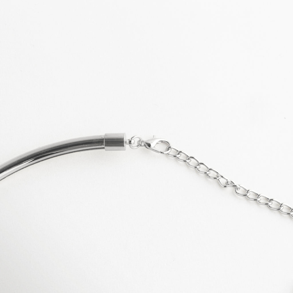 Detalle del cierre de Collar Silver Aureva con broche metálico y cadena extensible plateada, Vista cercana del broche del collar plateado con cadena de ajuste delicada, Detalle del cierre tipo broche del Collar Silver Aureva en acabado plateado, Close up de collar con broche seguro y extensión metálica elegante, Detalle de cadena ajustable plateada con cierre metálico refinado.