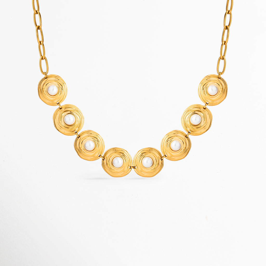 Collar Khalira dorado con perlas de alto brillo y acabado en Oro 18K, Collar elegante para mujer con perlas brillantes y diseño sofisticado, Collar Khalira de acero inoxidable con perlas y baño de Oro 18K, Collar dorado femenino con detalles de perla para ocasiones especiales, Collar de perlas moderno y delicado con acabado dorado brillante.