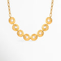 Collar Khalira dorado con perlas de alto brillo y acabado en Oro 18K, Collar elegante para mujer con perlas brillantes y diseño sofisticado, Collar Khalira de acero inoxidable con perlas y baño de Oro 18K, Collar dorado femenino con detalles de perla para ocasiones especiales, Collar de perlas moderno y delicado con acabado dorado brillante.