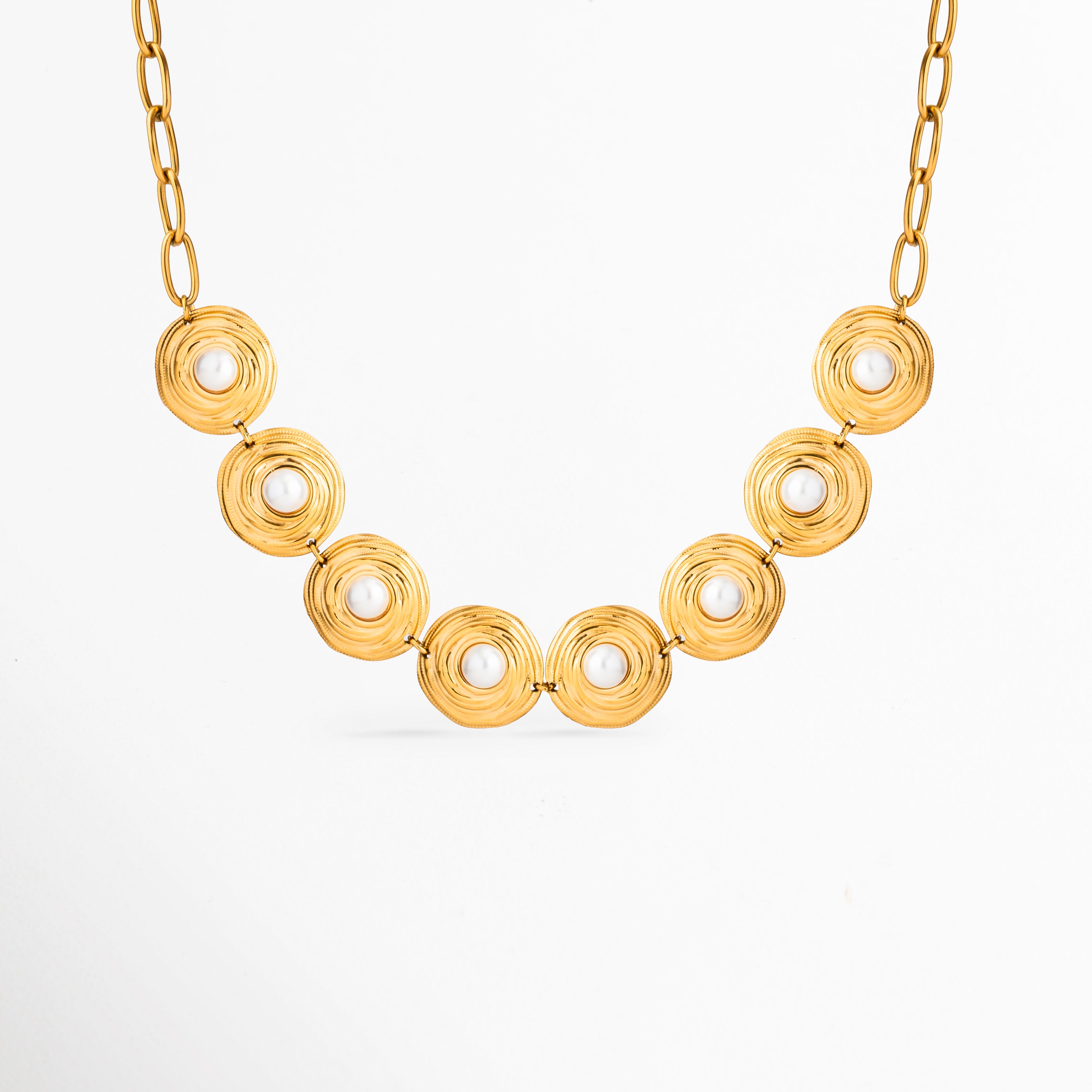 Collar Khalira dorado con perlas de alto brillo y acabado en Oro 18K, Collar elegante para mujer con perlas brillantes y diseño sofisticado, Collar Khalira de acero inoxidable con perlas y baño de Oro 18K, Collar dorado femenino con detalles de perla para ocasiones especiales, Collar de perlas moderno y delicado con acabado dorado brillante.