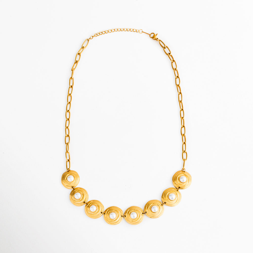 Vista completa del Collar Khalira con perlas de alto brillo, Collar dorado de 42 cm con diseño elegante y femenino, Collar de perlas dorado para mujer con estilo atemporal, Joyería delicada con perlas y acabado en Oro 18K, Collar versátil para looks cotidianos y eventos especiales.