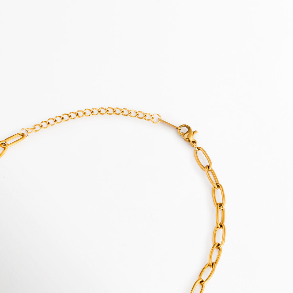 Detalle del cierre ajustable del Collar Khalira, Cadena dorada de acero inoxidable con extensión ajustable, Vista lateral del collar con acabado en Oro 18K, Detalle de la estructura ligera y cómoda del Collar Khalira, Collar dorado ajustable con diseño elegante y versátil.