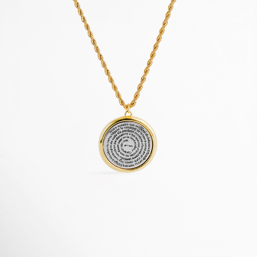 Collar Padre Nuestro Bitono enchapado en oro y oro blanco 18K con medalla circular grabada y cadena de cordón, vista de frente sobre fondo blanco, Vista frontal de collar religioso con dije de medalla bitono de 3.2 cm grabado con la oración del Padre Nuestro, Plano general de collar con medalla circular en tono plata con bisel dorado y cadena trenzada tipo cordón de 55 cm, Collar Padre Nuestro Bitono destacando el contraste entre el centro plateado con texto grabado