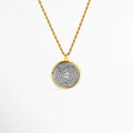 Collar Padre Nuestro Bitono enchapado en oro y oro blanco 18K con medalla circular grabada y cadena de cordón, vista de frente sobre fondo blanco, Vista frontal de collar religioso con dije de medalla bitono de 3.2 cm grabado con la oración del Padre Nuestro, Plano general de collar con medalla circular en tono plata con bisel dorado y cadena trenzada tipo cordón de 55 cm, Collar Padre Nuestro Bitono destacando el contraste entre el centro plateado con texto grabado
