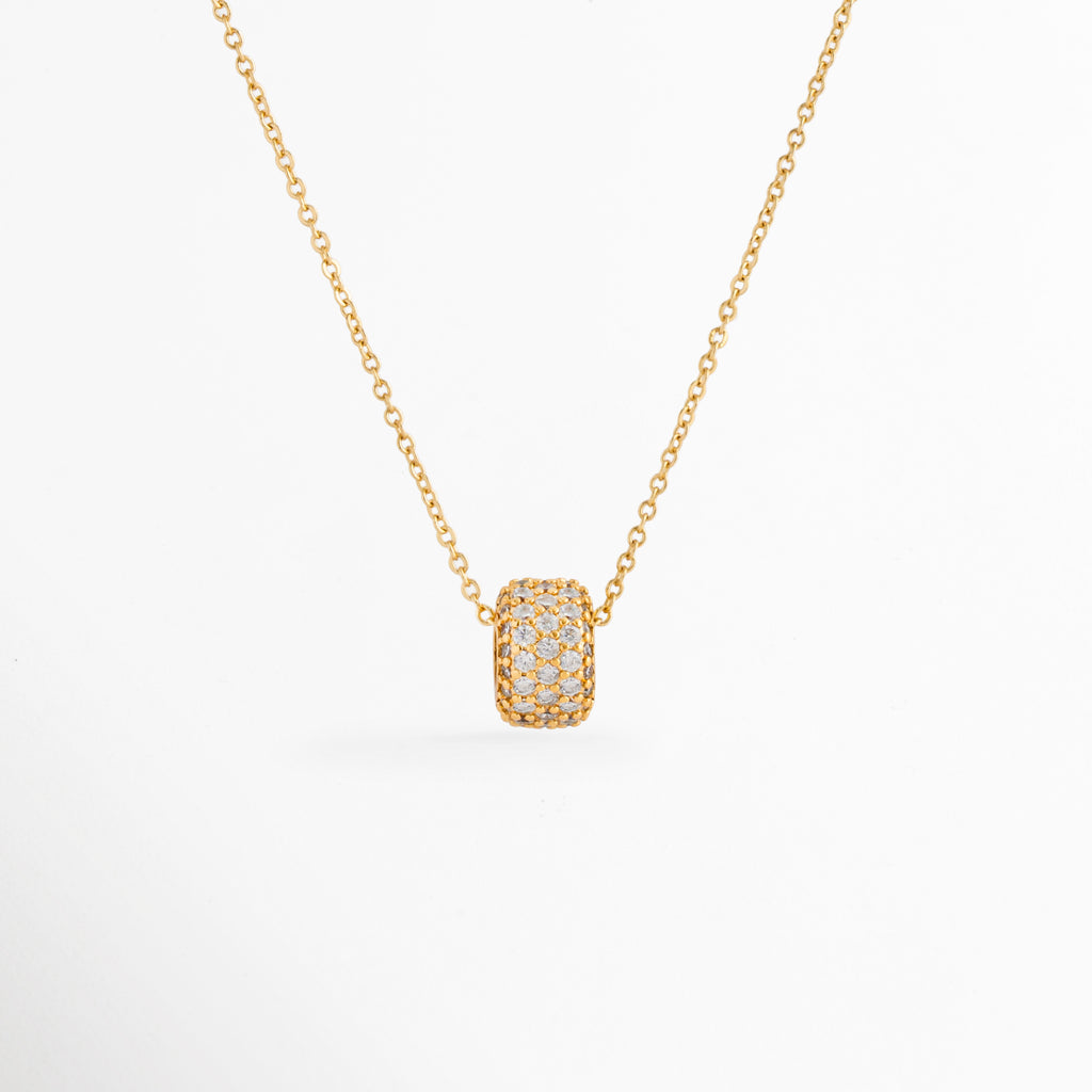 Collar Modi de cobre con recubrimiento en oro y dije rectangular con incrustaciones de zirconias, vista frontal,Collar dorado Modi con colgante rectangular de zirconias sobre cadena fina, vista frontal sobre fondo blanco, Vista frontal del Collar Modi con cadena de cobre enchapada en oro y dije rectangular brillante, Collar para mujer con dije rectangular de zirconias y acabado en oro, diseño elegante y minimalista, Collar Modi con colgante rectangular de 1.2 cm, elaborado en cobre con recubrimiento en oro
