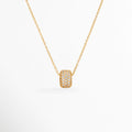 Collar Modi de cobre con recubrimiento en oro y dije rectangular con incrustaciones de zirconias, vista frontal,Collar dorado Modi con colgante rectangular de zirconias sobre cadena fina, vista frontal sobre fondo blanco, Vista frontal del Collar Modi con cadena de cobre enchapada en oro y dije rectangular brillante, Collar para mujer con dije rectangular de zirconias y acabado en oro, diseño elegante y minimalista, Collar Modi con colgante rectangular de 1.2 cm, elaborado en cobre con recubrimiento en oro