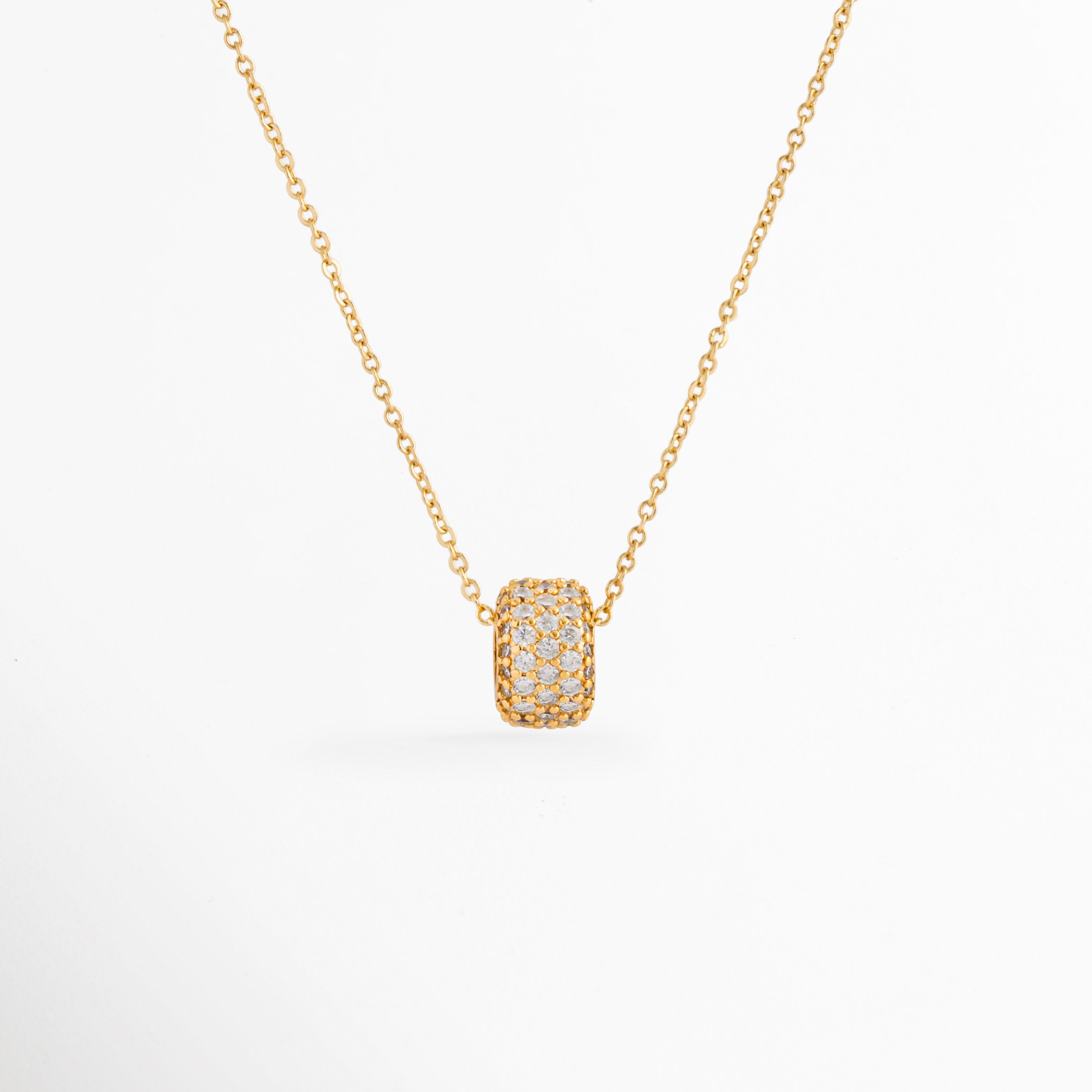 Collar Modi de cobre con recubrimiento en oro y dije rectangular con incrustaciones de zirconias, vista frontal,Collar dorado Modi con colgante rectangular de zirconias sobre cadena fina, vista frontal sobre fondo blanco, Vista frontal del Collar Modi con cadena de cobre enchapada en oro y dije rectangular brillante, Collar para mujer con dije rectangular de zirconias y acabado en oro, diseño elegante y minimalista, Collar Modi con colgante rectangular de 1.2 cm, elaborado en cobre con recubrimiento en oro