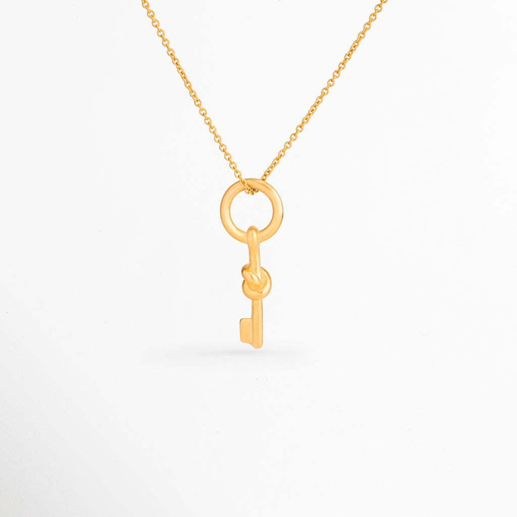 Collar Golden Selka dorado con dije geométrico circular y detalle colgante, Collar para mujer con cadena tipo candado y colgante moderno en oro 18K, Collar Golden Selka con diseño minimalista y acabado dorado brillante, Collar dorado de cobre con dije geométrico elegante y contemporáneo, Collar largo con colgante circular y detalle vertical para un estilo sofisticado.