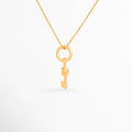 Collar Golden Selka dorado con dije geométrico circular y detalle colgante, Collar para mujer con cadena tipo candado y colgante moderno en oro 18K, Collar Golden Selka con diseño minimalista y acabado dorado brillante, Collar dorado de cobre con dije geométrico elegante y contemporáneo, Collar largo con colgante circular y detalle vertical para un estilo sofisticado.