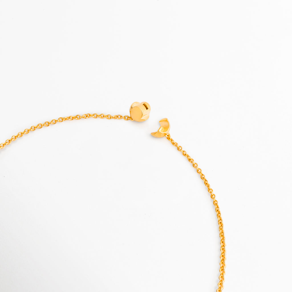 Vista del cierre y cadena tipo candado del Collar Golden Selka, Detalle de cadena dorada con sistema de cierre seguro y elegante, Collar dorado de 49 cm con acabado brillante en oro 18K, Vista lateral de la cadena Golden Selka con diseño moderno y versátil, Detalle de la estructura del collar con acabado dorado para uso diario.