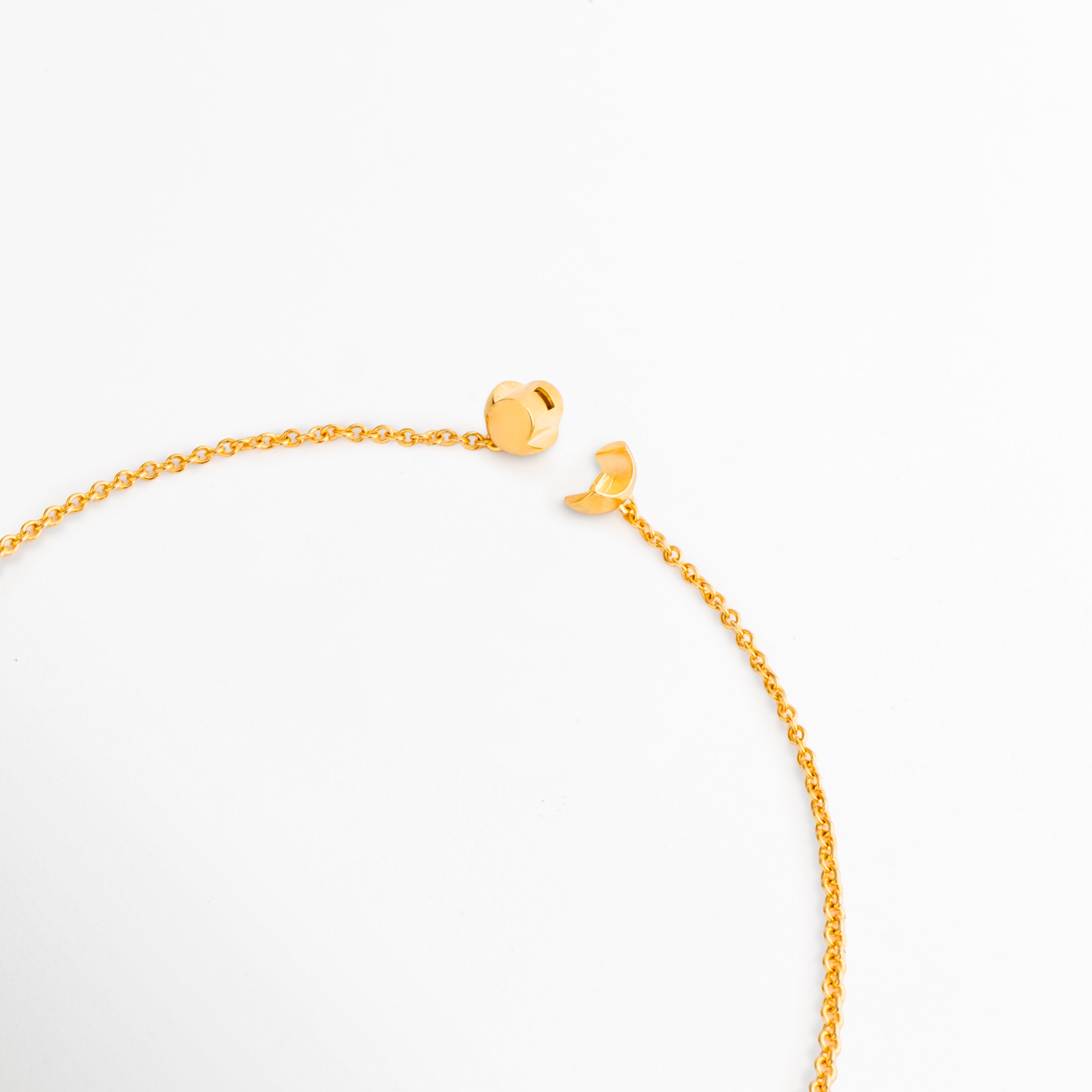 Vista del cierre y cadena tipo candado del Collar Golden Selka, Detalle de cadena dorada con sistema de cierre seguro y elegante, Collar dorado de 49 cm con acabado brillante en oro 18K, Vista lateral de la cadena Golden Selka con diseño moderno y versátil, Detalle de la estructura del collar con acabado dorado para uso diario.