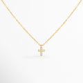 Collar Gloria con cruz mini de zirconias y acabado en oro 14K, Collar dorado con dije de cruz brillante elaborado en plata ley 925, Collar religioso elegante con cruz de zirconias y cadena delicada, Collar Gloria para mujer con diseño minimalista y cruz dorada, Collar con dije de cruz pequeña y zirconias para uso diario.