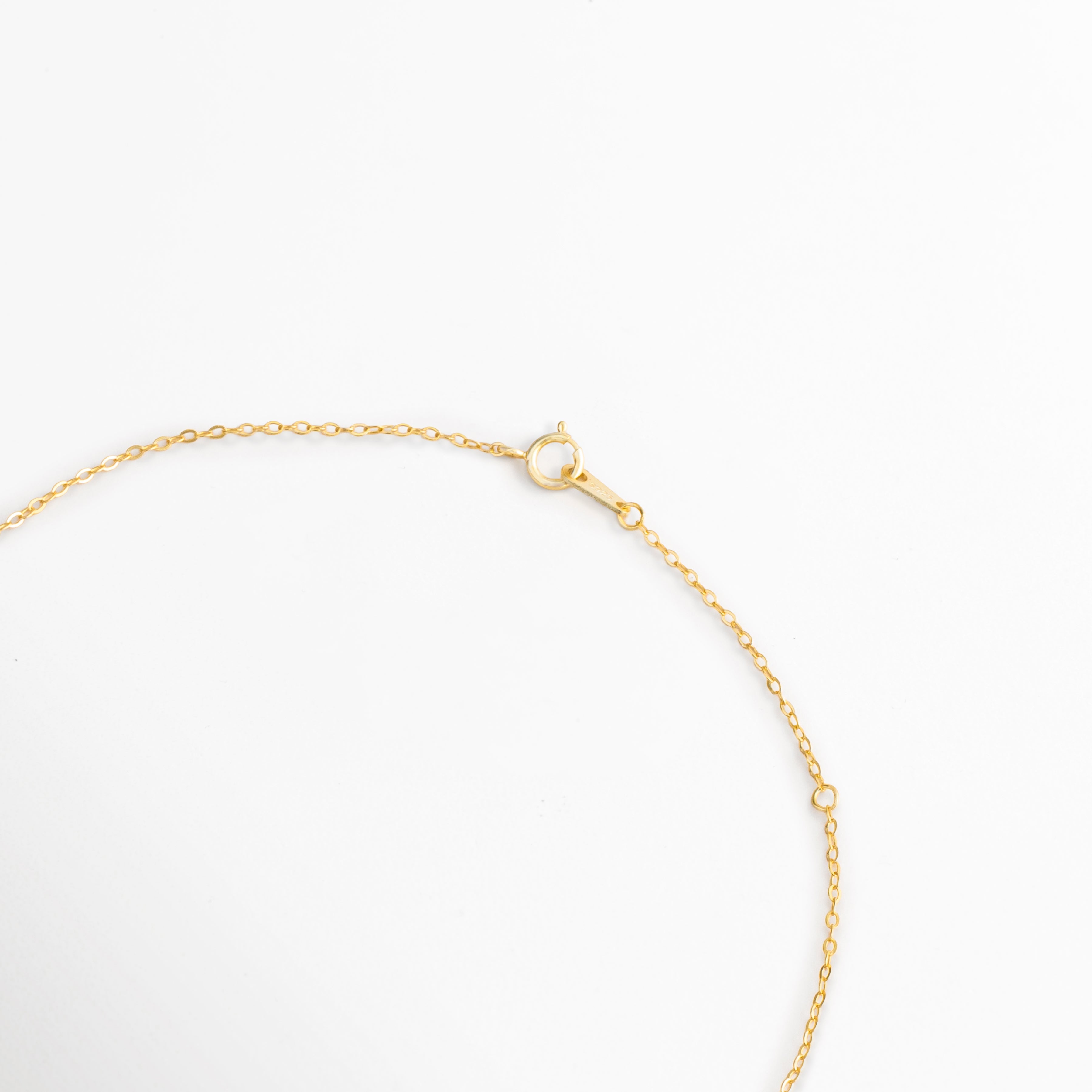 Vista de la cadena dorada y cierre del Collar Gloria, Detalle de collar ajustable con acabado enchapado en oro 14K, Cadena fina de plata ley 925 con extensión para ajuste cómodo, Vista lateral del collar con cierre seguro y diseño elegante, Detalle de la estructura del Collar Gloria para uso diario.