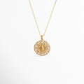 Collar Medalla Virgen Zirconias de cobre enchapado en oro 14K con dije circular de la Virgen rodeado por un resplandor de circonias, vista frontal sobre fondo blanco, vista de frente de collar dorado con medallón místico circular de 3.2 cm de largo con halo calado de pedrería transparente, Plano general de collar fino en tono oro 14K con medalla religiosa circular en relieve sobre fondo neutro, Collar Medalla Virgen Zirconias destacando el contraste entre la figura 