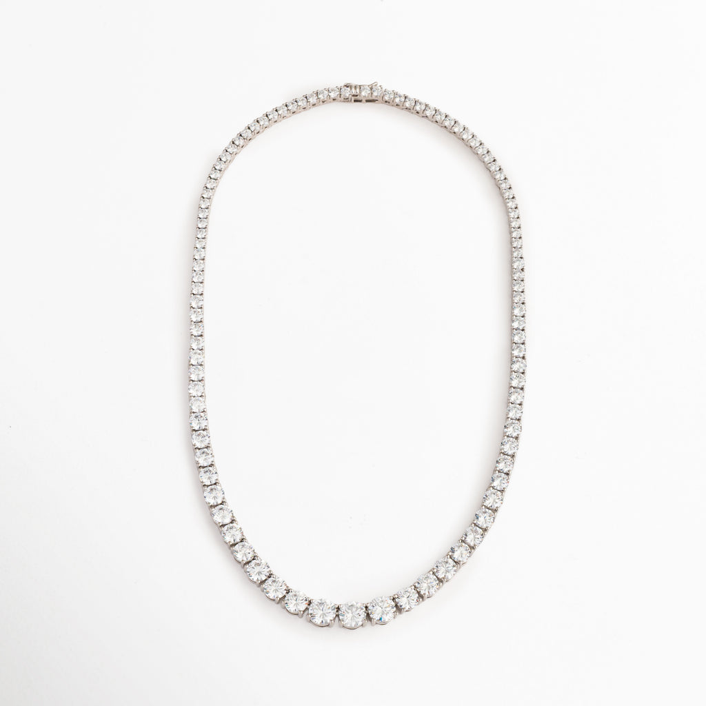 Vista completa del Collar Noah con zirconias, Collar tipo tennis de longitud corta y diseño clásico, Collar plateado con brillo uniforme y elegante, Collar Noah ideal para usar solo o en capas, Vista general de collar con acabado en oro blanco.
