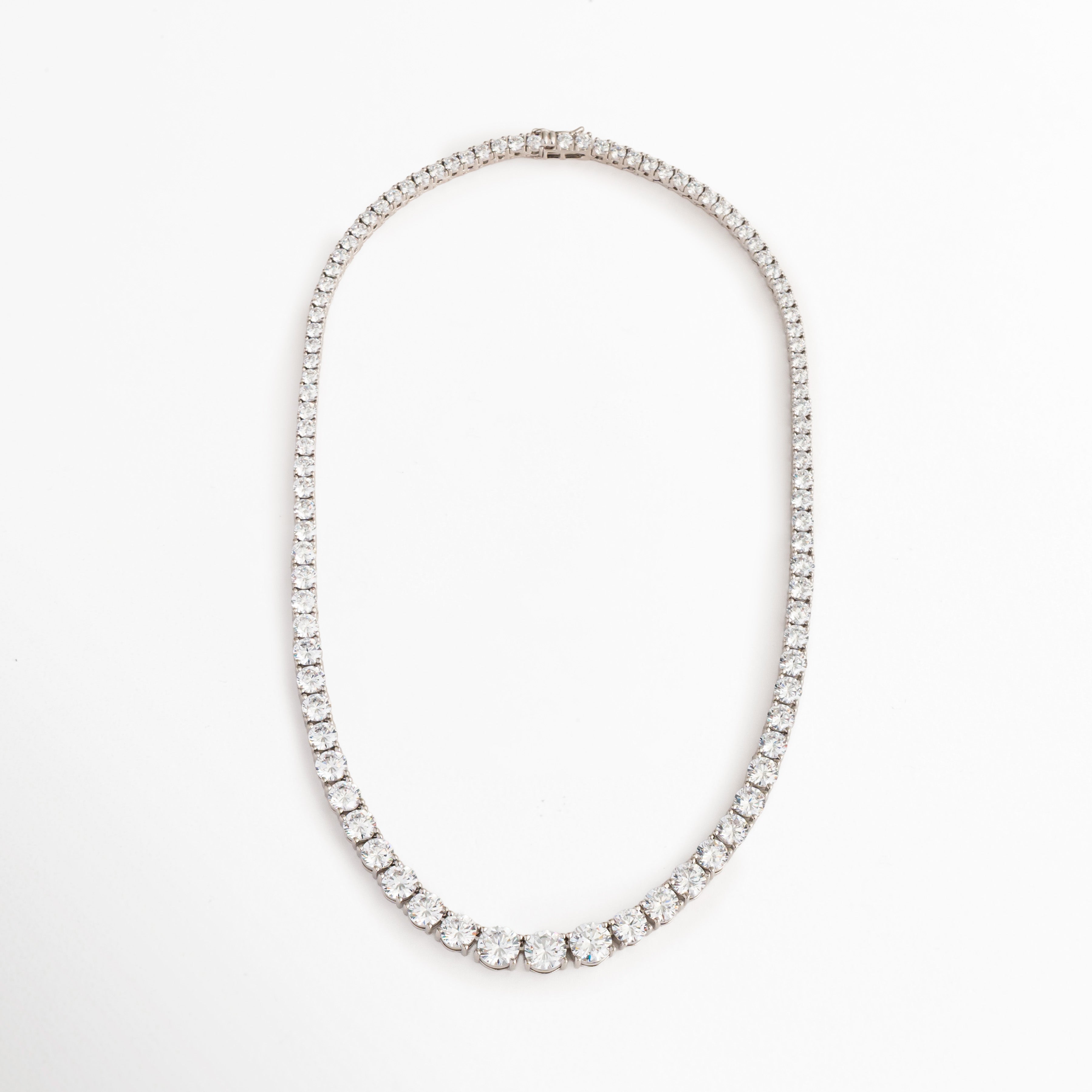 Vista completa del Collar Noah con zirconias, Collar tipo tennis de longitud corta y diseño clásico, Collar plateado con brillo uniforme y elegante, Collar Noah ideal para usar solo o en capas, Vista general de collar con acabado en oro blanco.