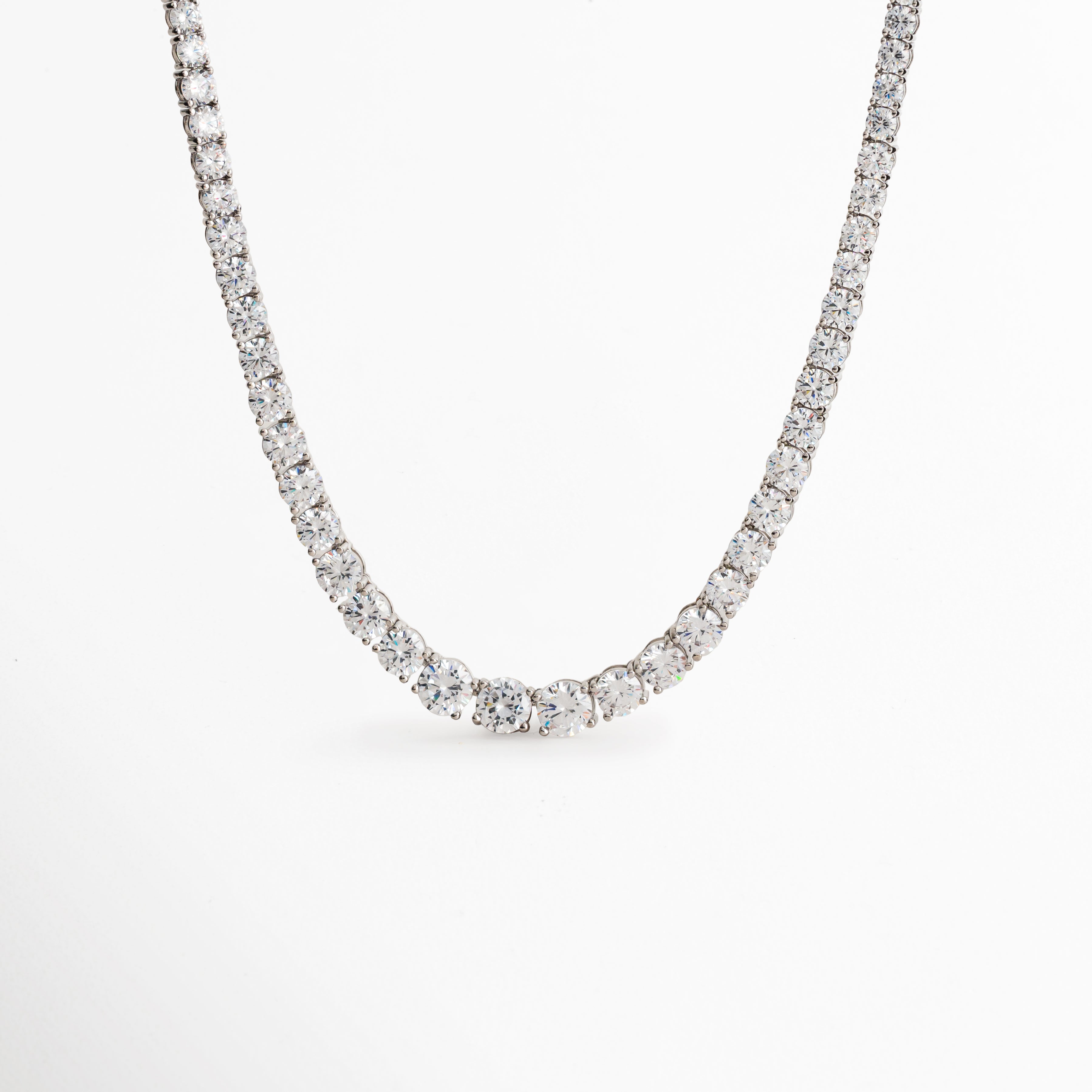 Collar Noah con zirconias brillantes y acabado en oro blanco, Collar tipo tennis con diseño elegante y atemporal, Collar plateado con zirconias para un brillo sofisticado, Collar Noah de estilo femenino y delicado, Collar con zirconias engastadas y acabado brillante