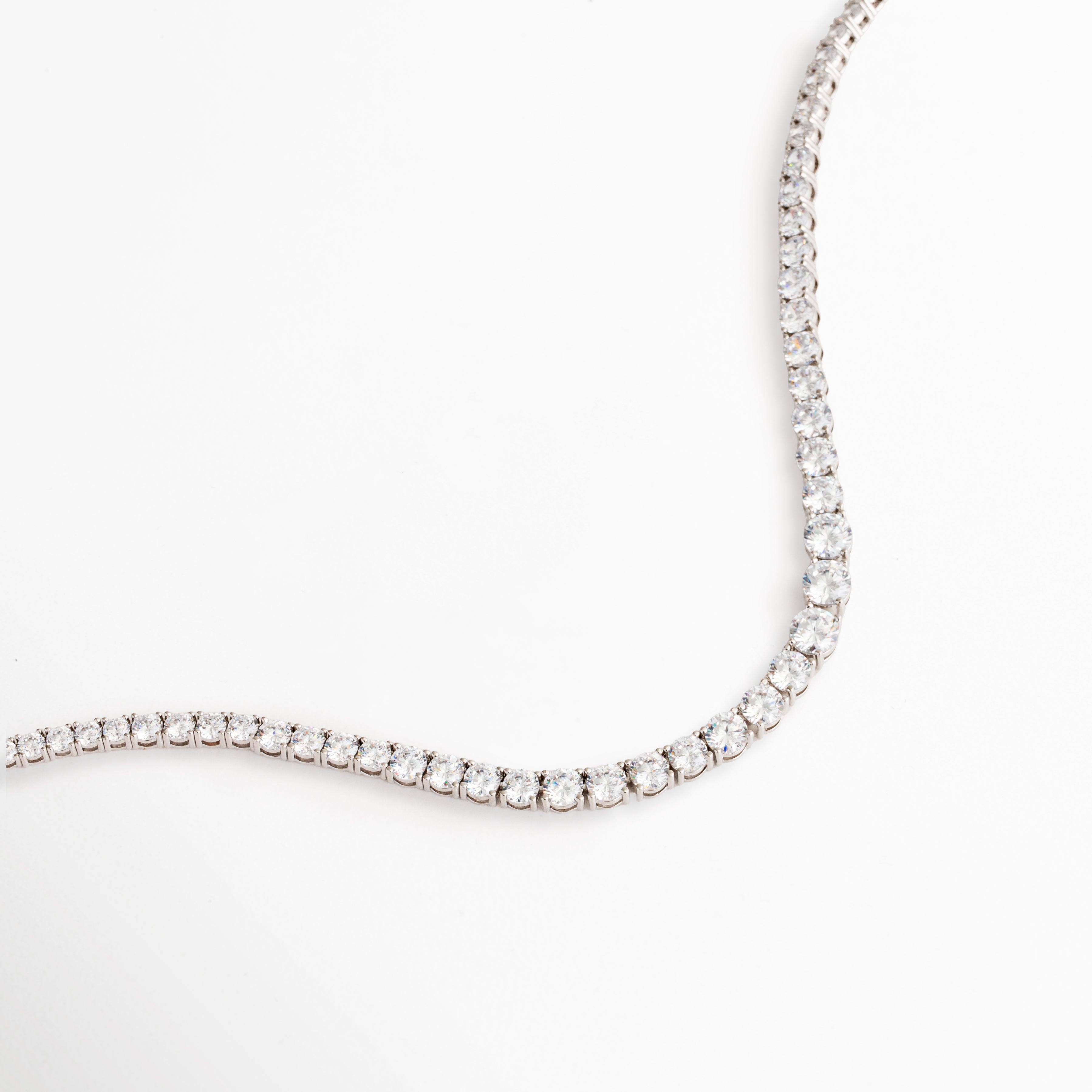 Detalle de zirconias en el Collar Noah, Vista cercana de collar plateado con acabado brillante, Collar con engaste continuo de zirconias, Detalle de cadena elegante con brillo sutil, Acabado refinado del Collar Noah con zirconias.