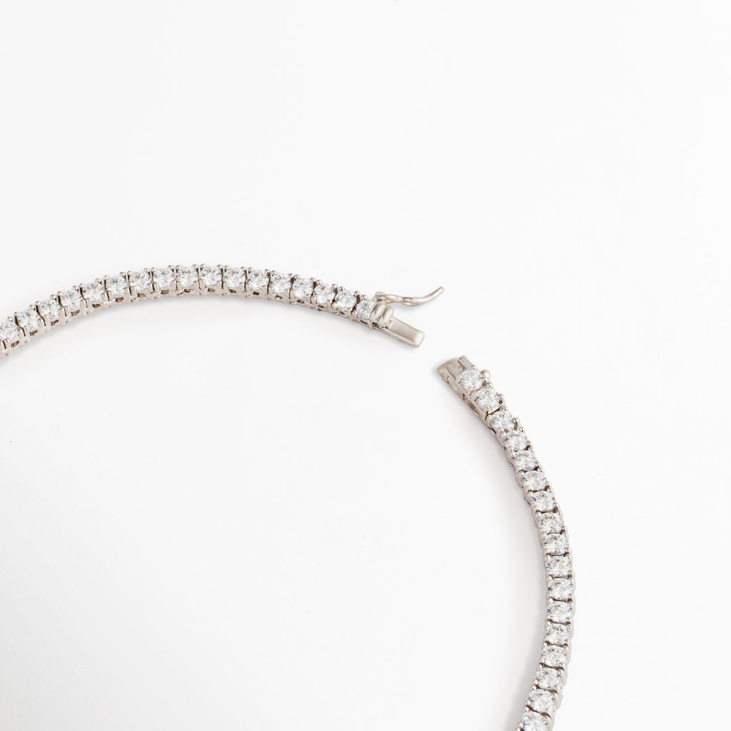 Detalle del cierre del Collar Noah, Collar con extensión ajustable y acabado plateado, Vista cercana del sistema de cierre del collar, Detalle de cadena con acabado en oro blanco, Terminación elegante del Collar Noah con zirconias.