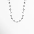 Collar Selene de latón enchapado en oro blanco 24k de 46 cm de largo compuesto por esferas metálicas espaciadas, vista frontal sobre fondo blanco, Vista de frente de collar plateado estilo esfera o esférico de 1.2 cm de ancho suspendido en una fina cadena, Plano general de collar plateado de diseño esférico minimalista enchapado en oro blanco 24k sobre fondo neutro, Collar Selene destacando el acabado pulido espejo de sus esferas metálicas flotantes y su brillo