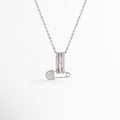 Collar Silver Kravitz con dije en forma de nodriza o imperdible cuajado de circonias y aros entrelazados sobre cadena fina plateada, vista de frente, Vista frontal de collar plateado estilo glam rock con dije de imperdible de 1.7 cm con pavé de circonias transparentes, Plano general de collar plateado con dije de clip de seguridad y aros con pedrería brillante en acabado electrochapado, Collar Silver Kravitz de cobre con dije de imperdible vanguardista de 1.7 x 1.7 cm 