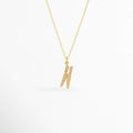 Collar Grapa enchapado en oro 18K con dije de pinza de ropa o gancho cuajado de circonias, vista de frente sobre fondo blanco, Vista frontal de collar dorado con dije de pinza de ropa de 2.5 cm de largo con pavé de circonias brillantes, Plano general de collar con dije de grapa o pinza de ropa vanguardista sobre cadena fina de 40 cm enchapada en oro 18K, Collar Grapa de cobre enchapado en oro 18K mostrando los destellos de las circonias transparentes sobre el dije
