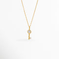 Collar Golden Kael de plata ley 925 enchapado en oro 14K con dije de llave minimalista y circonia central incrustada, vista de frente sobre fondo blanco, Vista frontal de collar dorado con dije de llave de 1.6 cm con pedrería brillante engastada en el cabezal y la punta, Plano general de collar fino de plata ley 925 enchapado en oro 14K con dije de llave delicada sobre cadena de 45 cm, Collar Golden Kael destacando los destellos de las circonias transparentes