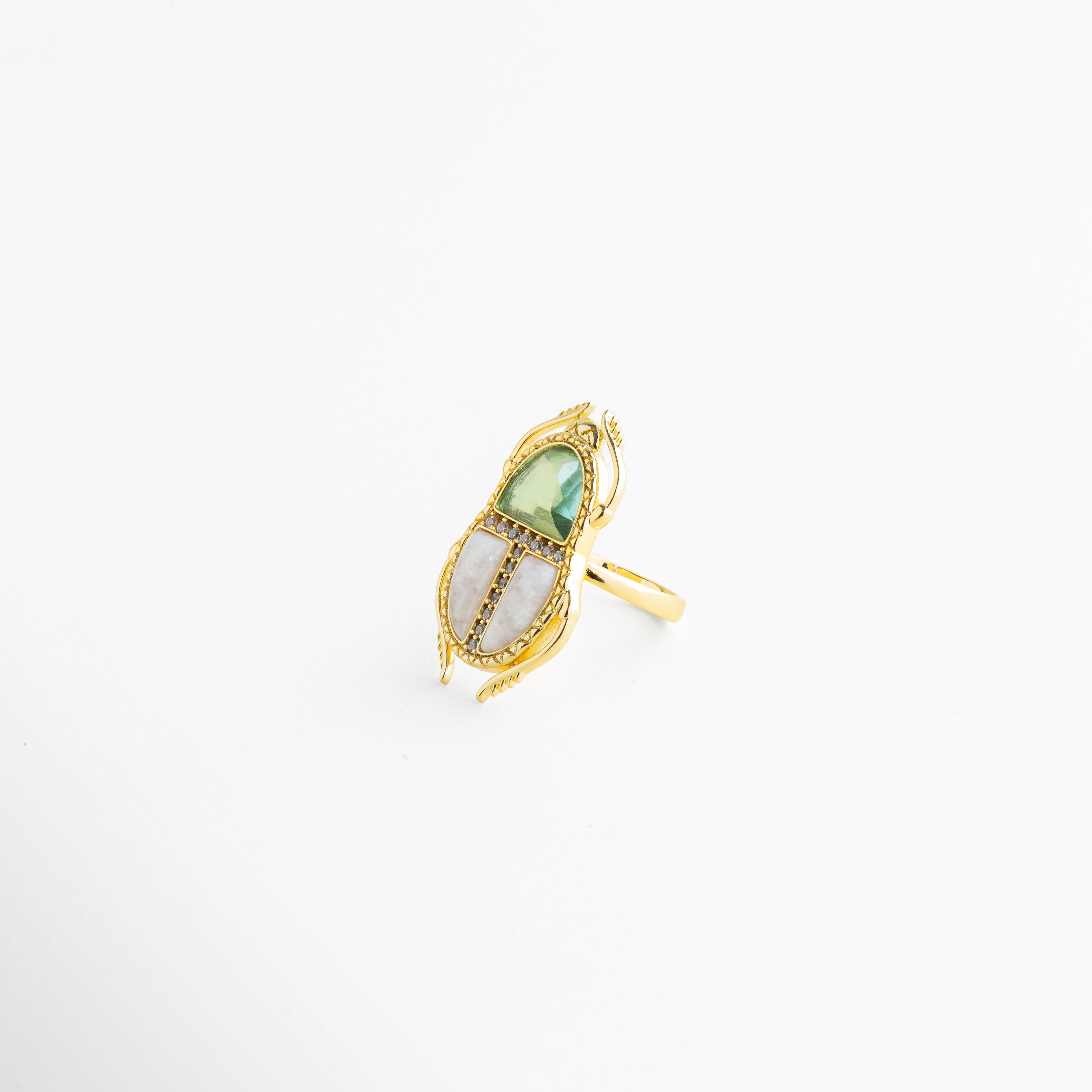 Perfil de anillo ajustable dorado con cristales y zirconias, Vista lateral de anillo enchapado en oro 18K con diseño detallado, Anillo dorado con estructura abierta ajustable y piedras brillantes, Diseño lateral de anillo con cristales de color estilo elegante, Anillo con forma envolvente y acabado dorado brillante