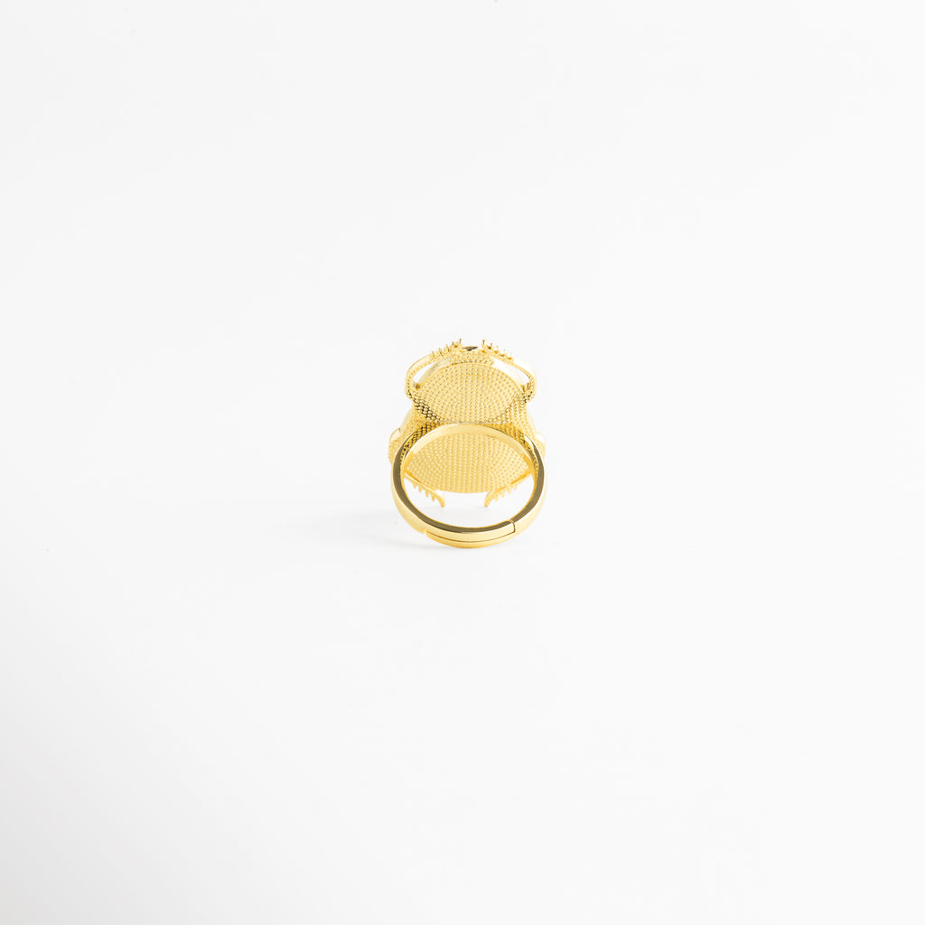 Parte interior de anillo ajustable en latón con baño oro 18K, Diseño ajustable de anillo dorado con acabado liso interior, Vista trasera de anillo elegante con estructura abierta, Interior de anillo con ajuste flexible y acabado dorado, Anillo ajustable con diseño cómodo y estructura resistente