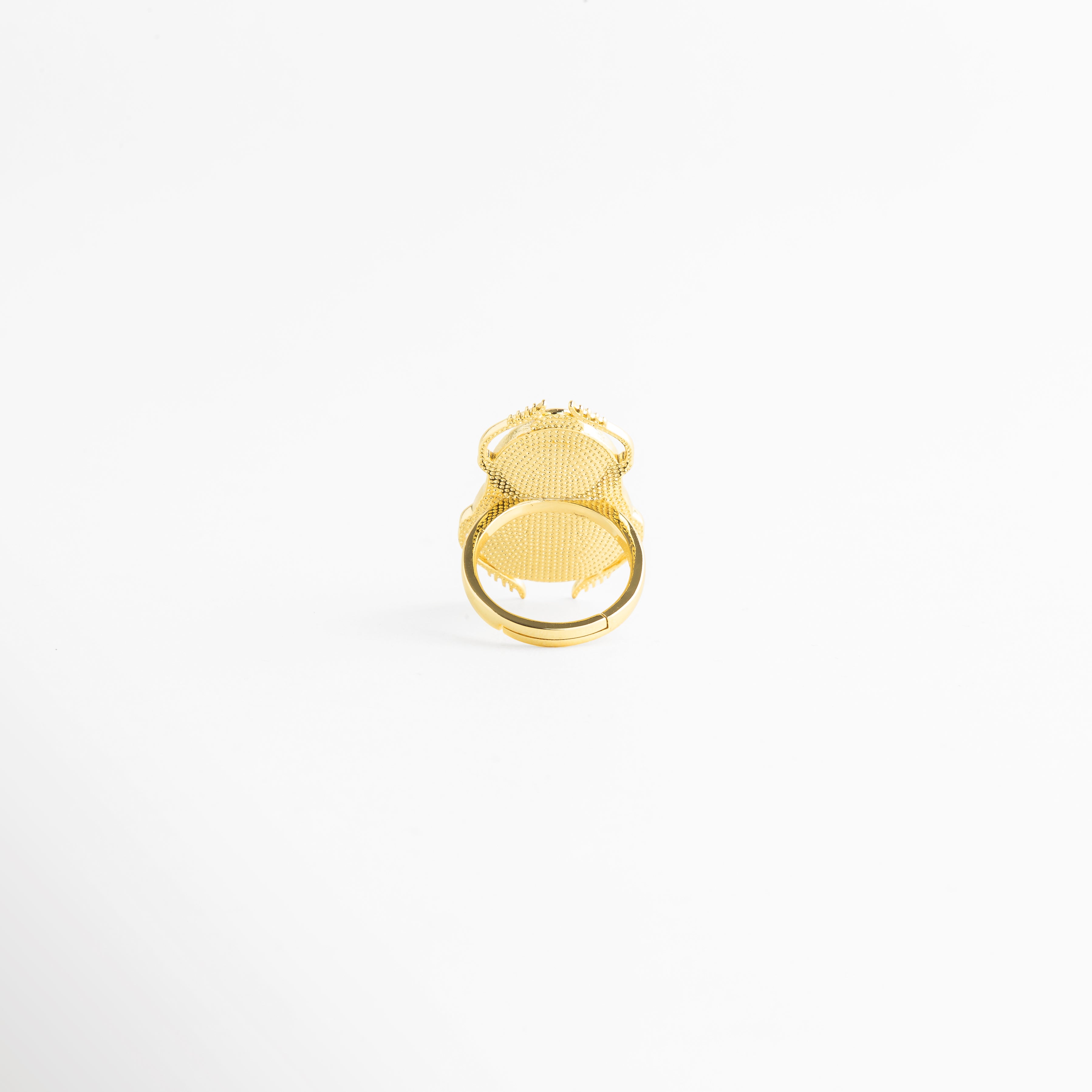 Parte interior de anillo ajustable en latón con baño oro 18K, Diseño ajustable de anillo dorado con acabado liso interior, Vista trasera de anillo elegante con estructura abierta, Interior de anillo con ajuste flexible y acabado dorado, Anillo ajustable con diseño cómodo y estructura resistente