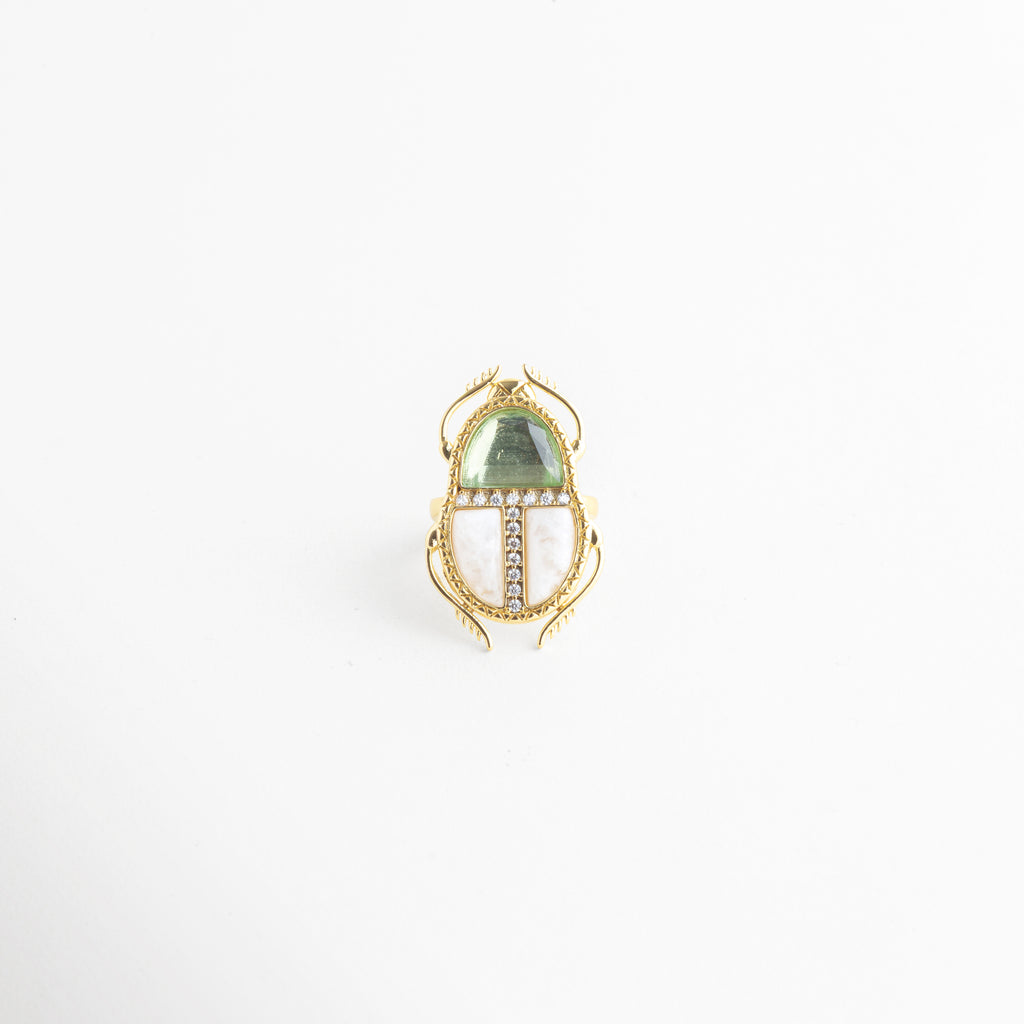 Anillo ajustable dorado con cristales de color y zirconias diseño escarabajo elegante, Anillo enchapado en oro 18K con cristales verdes y zirconias estilo único, Anillo tipo escarabajo con cristales de color y zirconias acabado dorado, Anillo ajustable de latón con baño oro 18K y piedras brillantes diseño original, Anillo dorado con cristales y zirconias diseño delicado y sofisticado
