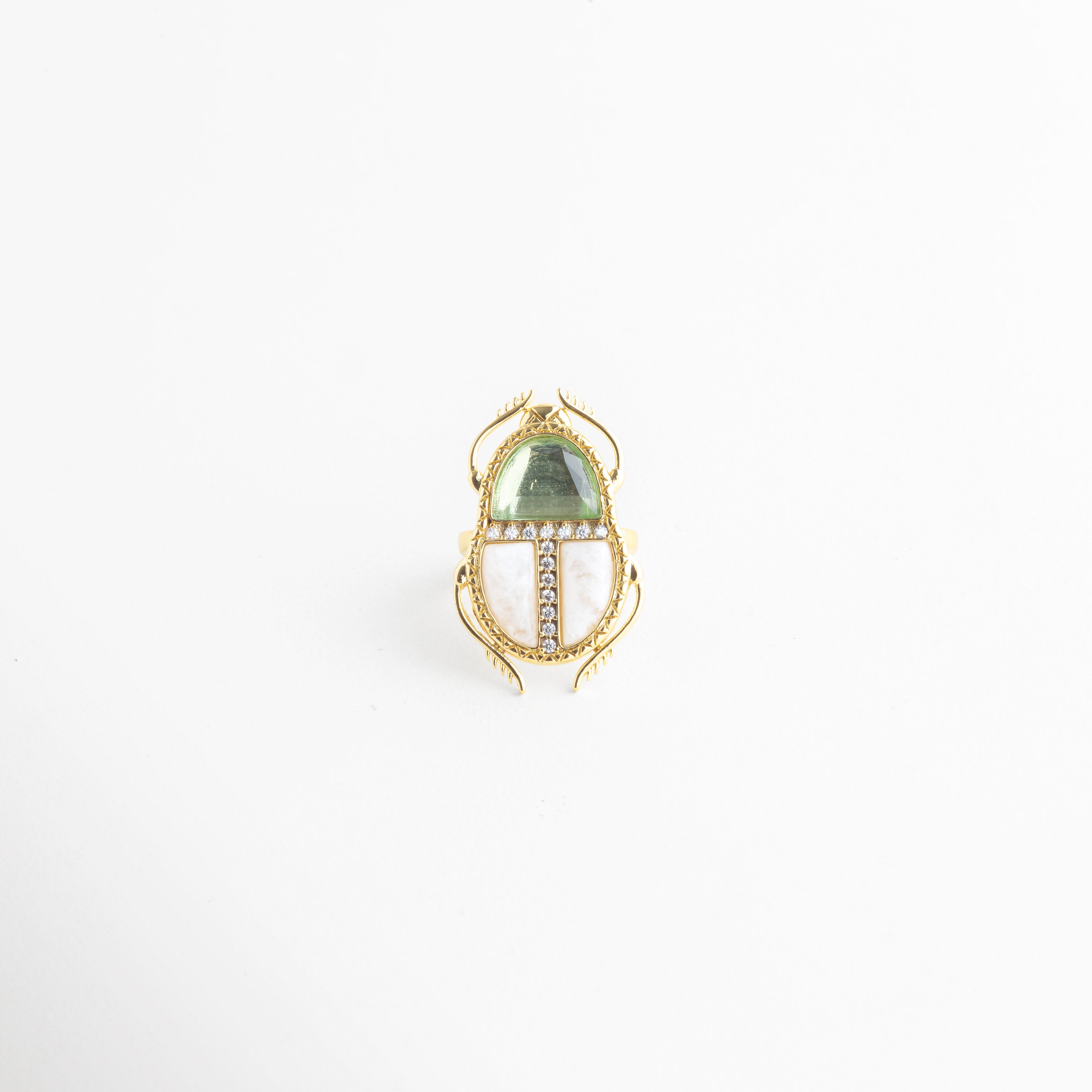 Anillo ajustable dorado con cristales de color y zirconias diseño escarabajo elegante, Anillo enchapado en oro 18K con cristales verdes y zirconias estilo único, Anillo tipo escarabajo con cristales de color y zirconias acabado dorado, Anillo ajustable de latón con baño oro 18K y piedras brillantes diseño original, Anillo dorado con cristales y zirconias diseño delicado y sofisticado