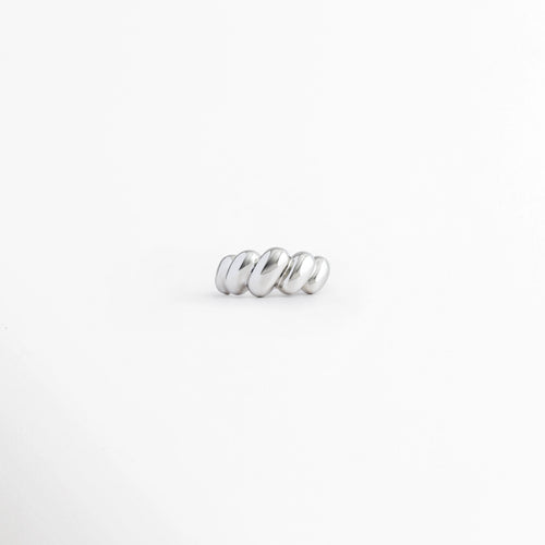 Anillo Virella de cobre con acabado plateado de pulido brillante y diseño entrelazado sobre fondo b, Vista frontal del Anillo Virella con diseño geométrico de bandas entrelazadas y acabado brillante, Anillo Virella con diseño moderno de aros entrecruzados y acabado plateado, Anillo Virella ajustable de cobre con acabado pulido brillante y estilo contemporáneo, Anillo plateado Virella con diseño entrelazado de líneas curvas y acabado brillante.