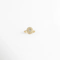 Anillo Elian ajustable de cobre con recubrimiento metálico e incrustaciones de zirconia, diseño floral, vista frontal, Anillo Elian con flor de zirconias y acabado dorado, vista frontal sobre fondo blanco, Vista frontal del Anillo Elian con diseño de flor y zirconia central, Anillo ajustable con motivo floral e incrustaciones de zirconia, vista frontal, Anillo Elian de cobre con acabado metálico brillante y diseño de flor.