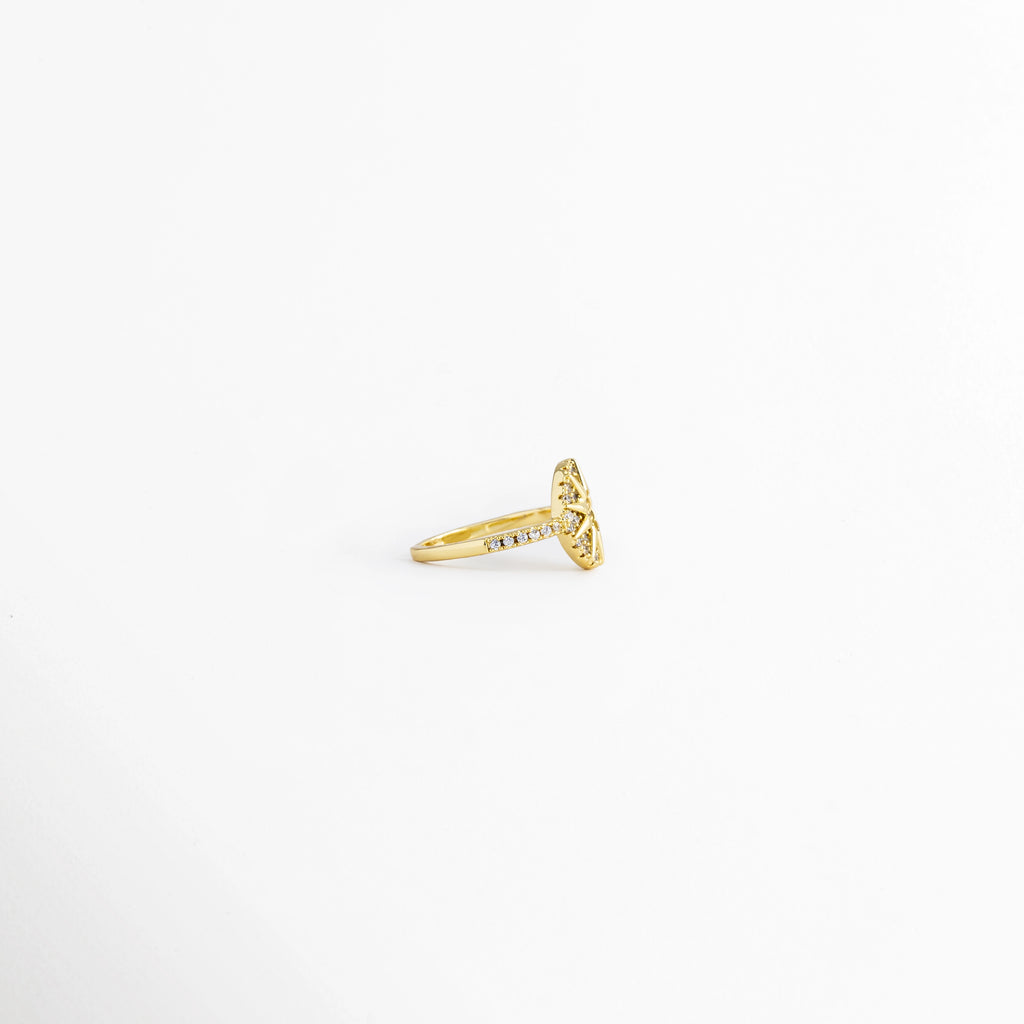 Vista lateral del Anillo Elian con diseño ajustable y flor de zirconias, Perfil del Anillo Elian elaborado en cobre con acabado metálico brillante, Anillo Elian visto de lado mostrando el relieve del diseño floral, Vista lateral del Anillo Elian con incrustaciones de zirconia, Perfil del Anillo Elian con acabado dorado y diseño de flor.