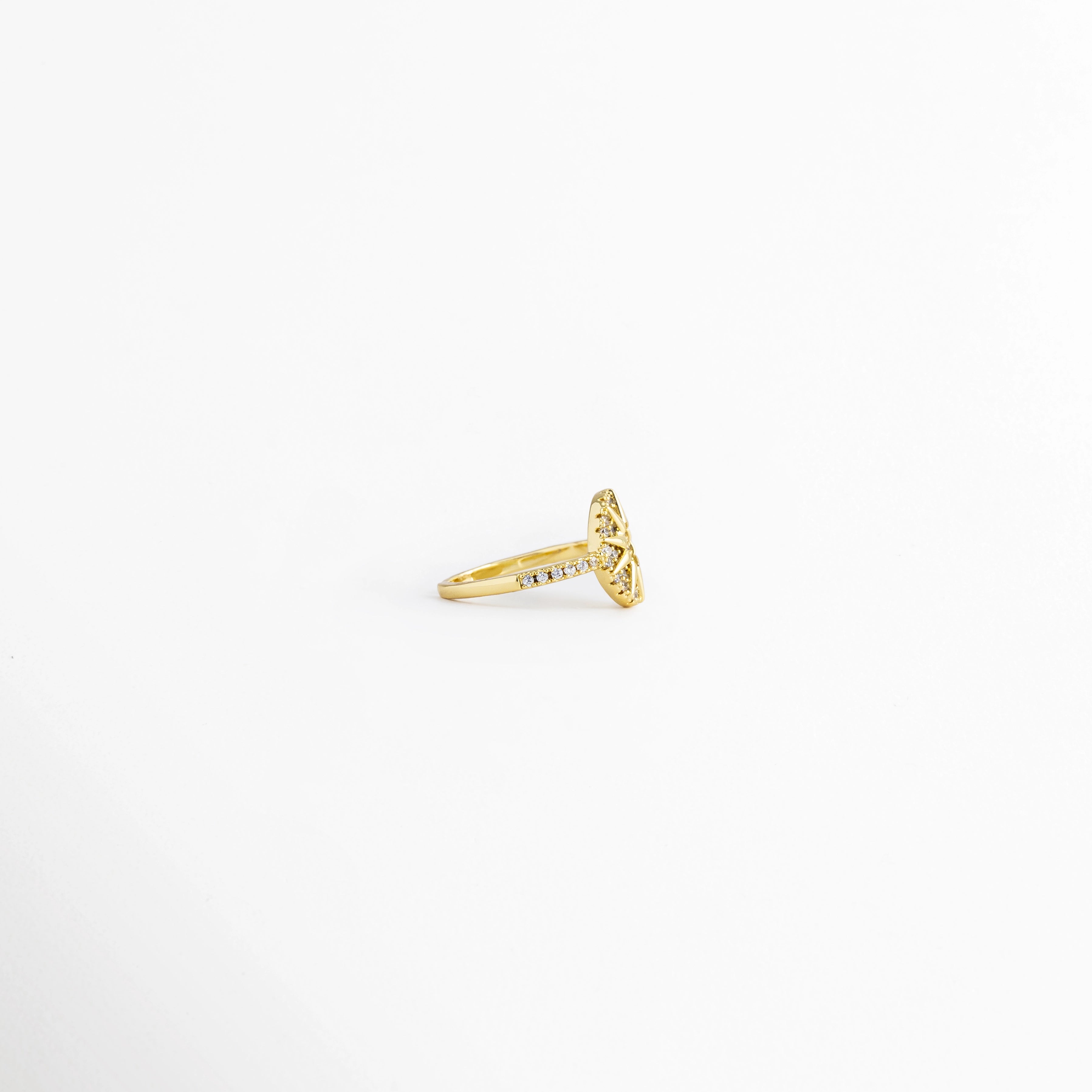 Vista lateral del Anillo Elian con diseño ajustable y flor de zirconias, Perfil del Anillo Elian elaborado en cobre con acabado metálico brillante, Anillo Elian visto de lado mostrando el relieve del diseño floral, Vista lateral del Anillo Elian con incrustaciones de zirconia, Perfil del Anillo Elian con acabado dorado y diseño de flor.