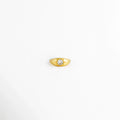 Anillo Sirius ajustable de cobre con recubrimiento pulido brillante y zirconia central, vista frontal, Anillo dorado Sirius con zirconia central y acabado brillante, vista frontal sobre fondo blanco, Vista frontal del Anillo Sirius con diseño minimalista y piedra de zirconia, Anillo ajustable para mujer con zirconia central y acabado dorado brillante, Anillo Sirius de cobre con incrustación de zirconia, vista frontal.