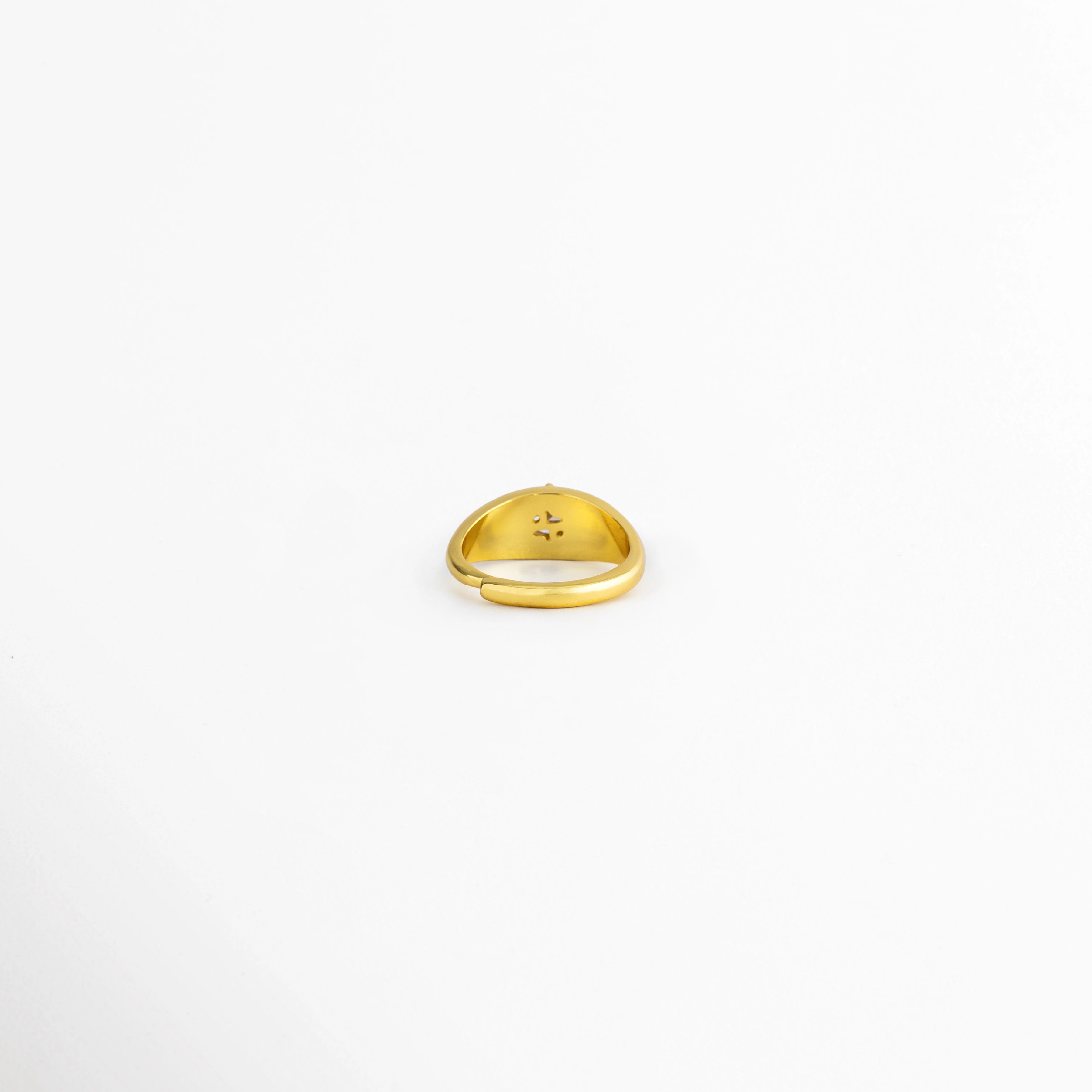 Vista superior del Anillo Sirius con zirconia central y acabado pulido brillante, Anillo Sirius visto desde arriba mostrando su diseño ajustable, Vista aérea del Anillo Sirius con acabado dorado y piedra de zirconia, Anillo minimalista con zirconia central, vista superior, Vista superior del Anillo Sirius de cobre con recubrimiento brillante.