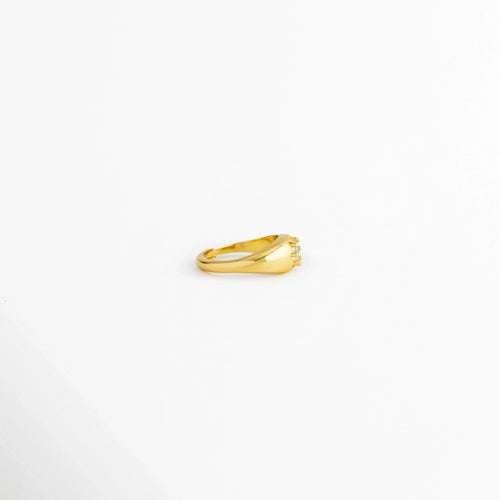 Vista lateral del Anillo Sirius con diseño ajustable y zirconia central, Perfil del Anillo Sirius elaborado en cobre con acabado brillante, Anillo Sirius visto de lado mostrando el engaste de la zirconia, Vista lateral del anillo dorado Sirius con diseño minimalista, Perfil del Anillo Sirius con recubrimiento pulido brillante.