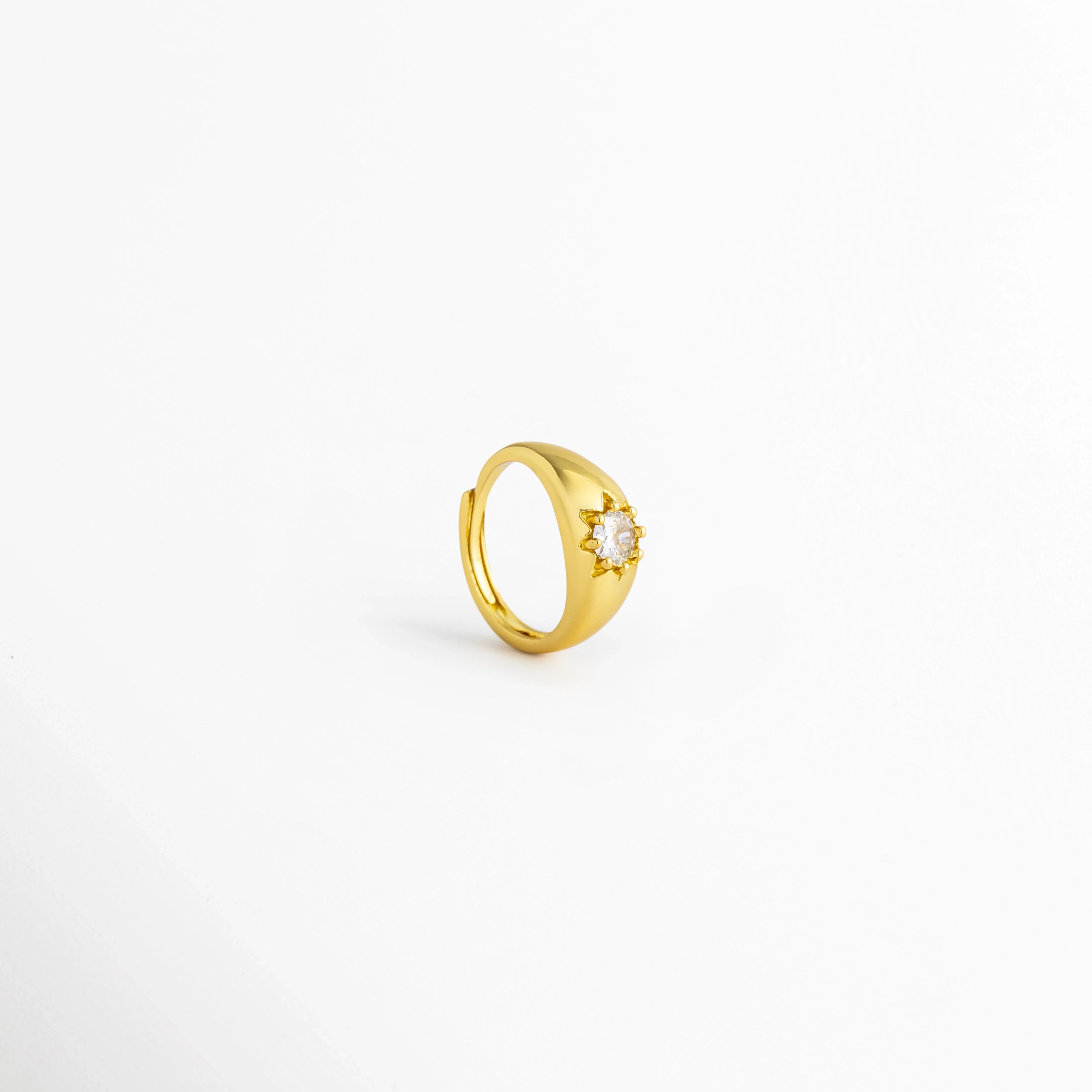 Vista en ángulo del Anillo Sirius con diseño ajustable y zirconia, Anillo Sirius mostrado en perspectiva para apreciar su estructura ajustable, Vista diagonal del Anillo Sirius con acabado brillante e incrustación de zirconia, Detalle del diseño abierto y ajustable del Anillo Sirius, Perspectiva del Anillo Sirius que resalta el brillo de la zirconia central.
