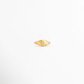 Anillo Golden Solaris con zirconia central y acabado dorado brillante, Anillo ajustable dorado con detalle de zirconia elegante, Anillo minimalista dorado con piedra brillante central, Anillo Golden Solaris de diseño femenino y sofisticado, Anillo ajustable con acabado dorado y brillo sutil.