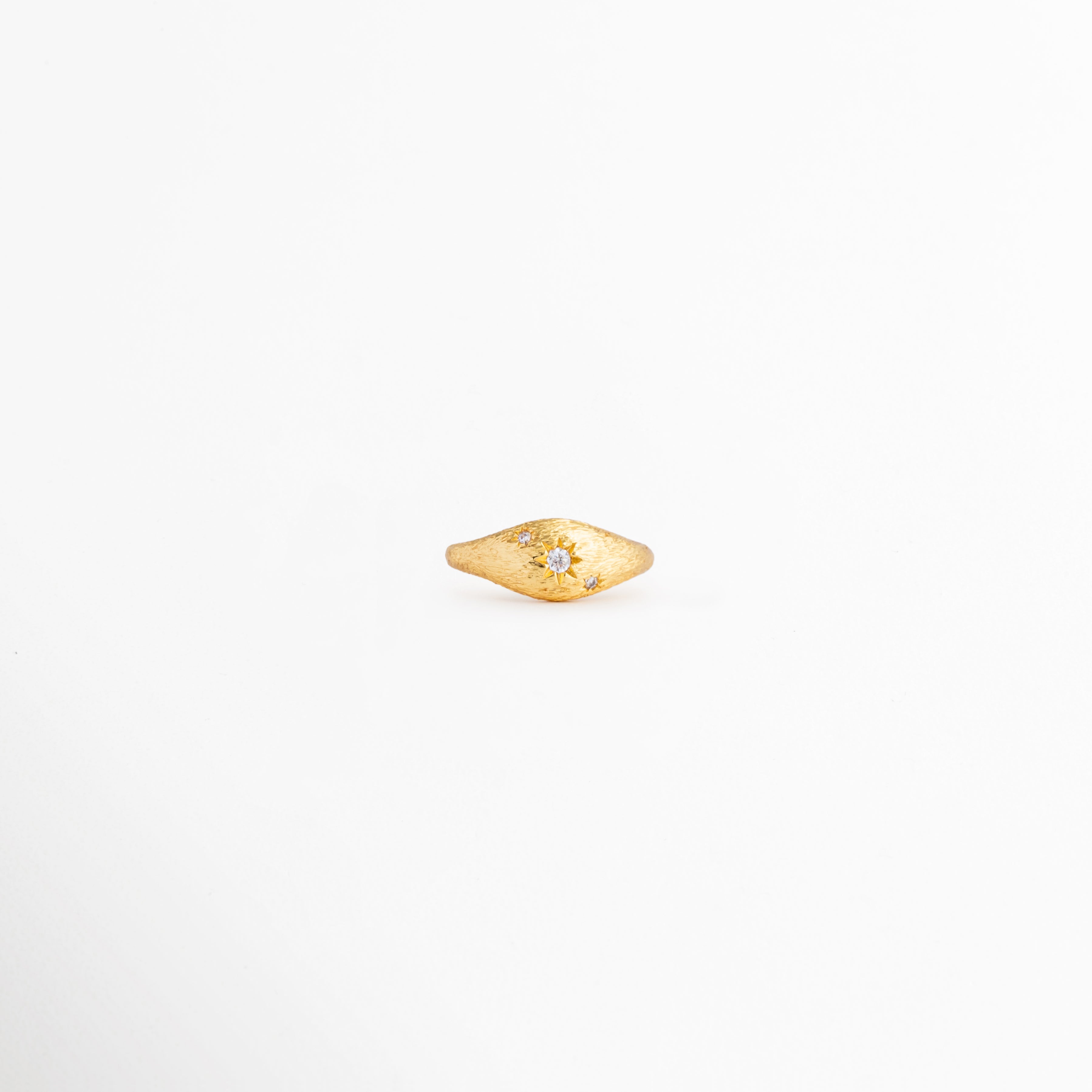Anillo Golden Solaris con zirconia central y acabado dorado brillante, Anillo ajustable dorado con detalle de zirconia elegante, Anillo minimalista dorado con piedra brillante central, Anillo Golden Solaris de diseño femenino y sofisticado, Anillo ajustable con acabado dorado y brillo sutil.