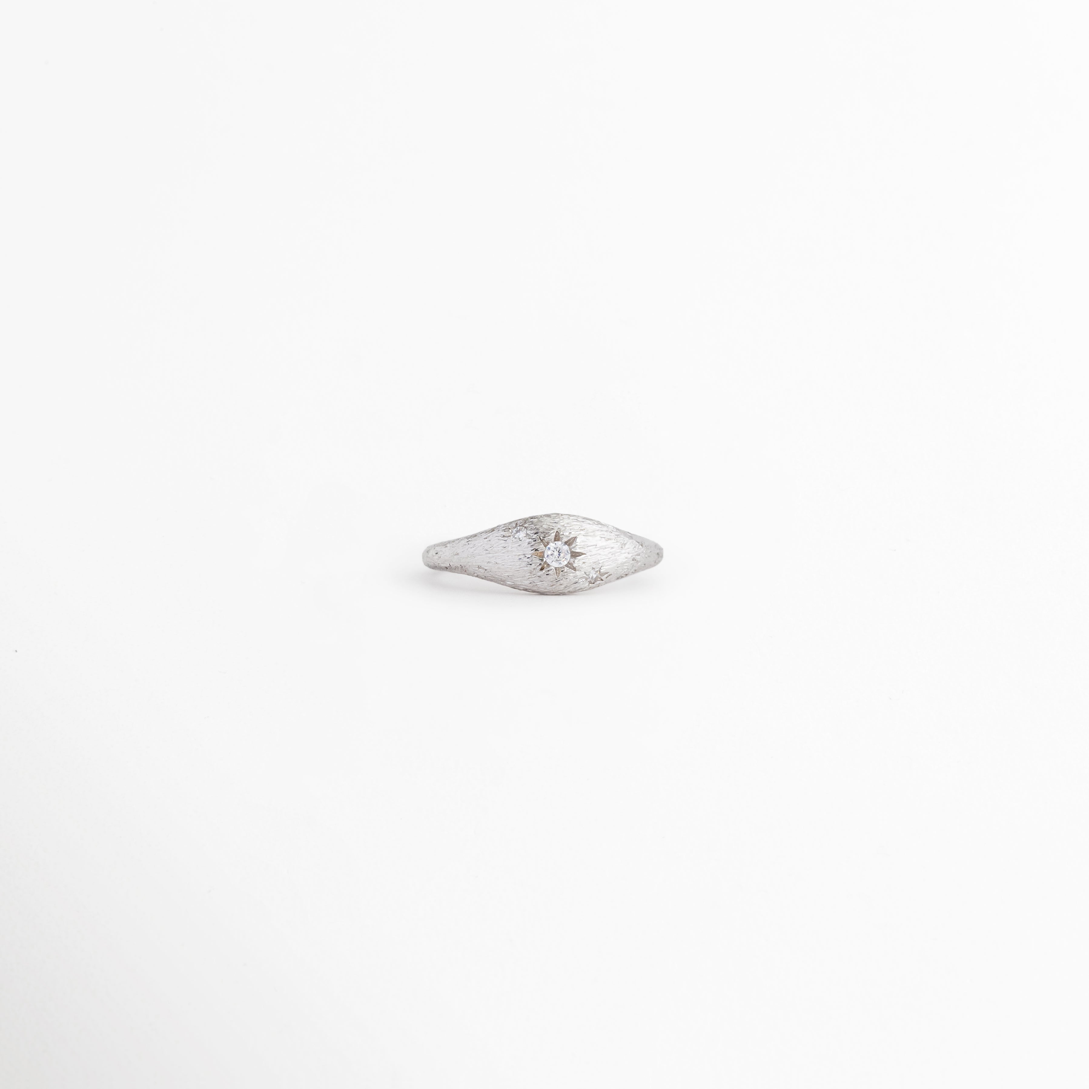Anillo Silver Solaris con zirconia central y acabado plateado brillante, Anillo ajustable plateado con detalle de zirconia elegante, Anillo minimalista con zirconia y diseño moderno, Anillo Silver Solaris de estilo delicado y sofisticado, Anillo ajustable con brillo sutil y acabado metálico.