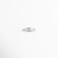 Anillo Silver Solaris con zirconia central y acabado plateado brillante, Anillo ajustable plateado con detalle de zirconia elegante, Anillo minimalista con zirconia y diseño moderno, Anillo Silver Solaris de estilo delicado y sofisticado, Anillo ajustable con brillo sutil y acabado metálico.