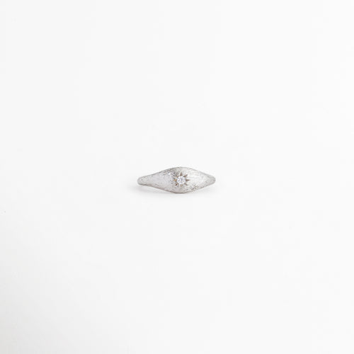 Anillo Silver Solaris con zirconia central y acabado plateado brillante, Anillo ajustable plateado con detalle de zirconia elegante, Anillo minimalista con zirconia y diseño moderno, Anillo Silver Solaris de estilo delicado y sofisticado, Anillo ajustable con brillo sutil y acabado metálico.