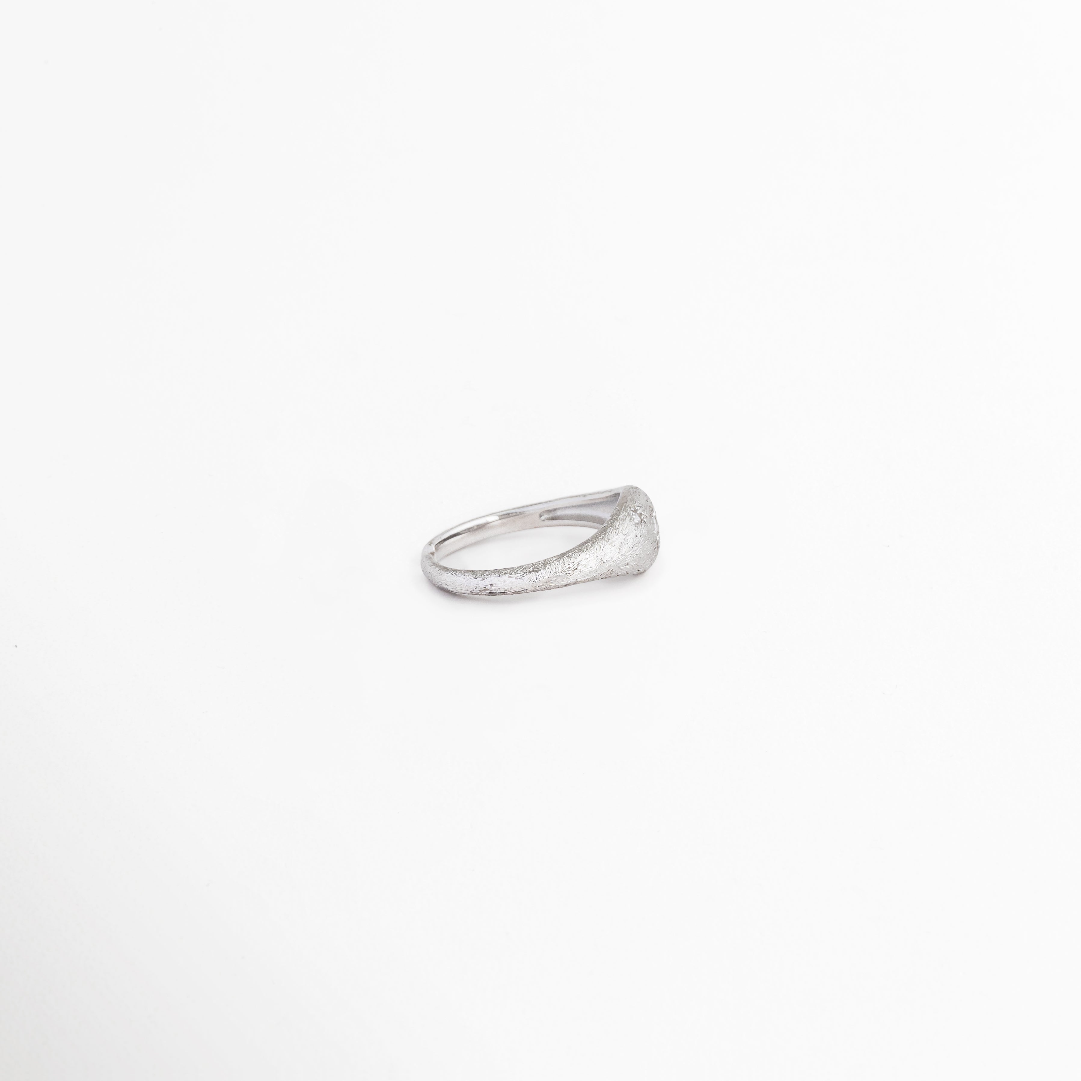 Vista lateral de anillo Silver Solaris ajustable, Perfil de anillo plateado con diseño abierto y moderno, Detalle lateral de anillo con acabado metálico brillante, Anillo ajustable de cobre con zirconia central, Vista lateral de anillo elegante y versátil para mujer. 