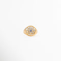 Anillo Alaric dorado tipo sello con diseño calado de sol y zirconias, Anillo ajustable chapado en oro de 14K con patrón místico de estrella brillante, Joyería fina para mujer: anillo dorado con pedrería fina y centro azul sobre fondo blanco, Vista frontal de anillo místico con zirconias incrustadas y detalles calados, Anillo de cobre bañado en oro con diseño celestial redondo y brillante.