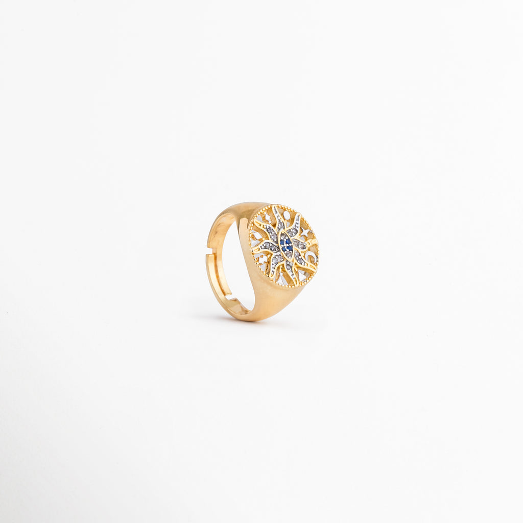 Detalle de perfil del anillo Alaric mostrando la banda dorada y la montura, Estructura del anillo ajustable de cobre chapado en oro desde una perspectiva lateral, Vista de cerca que muestra la forma ergonómica de la pieza metálica, Anillo con diseño de sol y zirconias posicionado de perfil para tienda online, Grosor y acabado del enchapado en oro de 14K en el lateral del anillo.