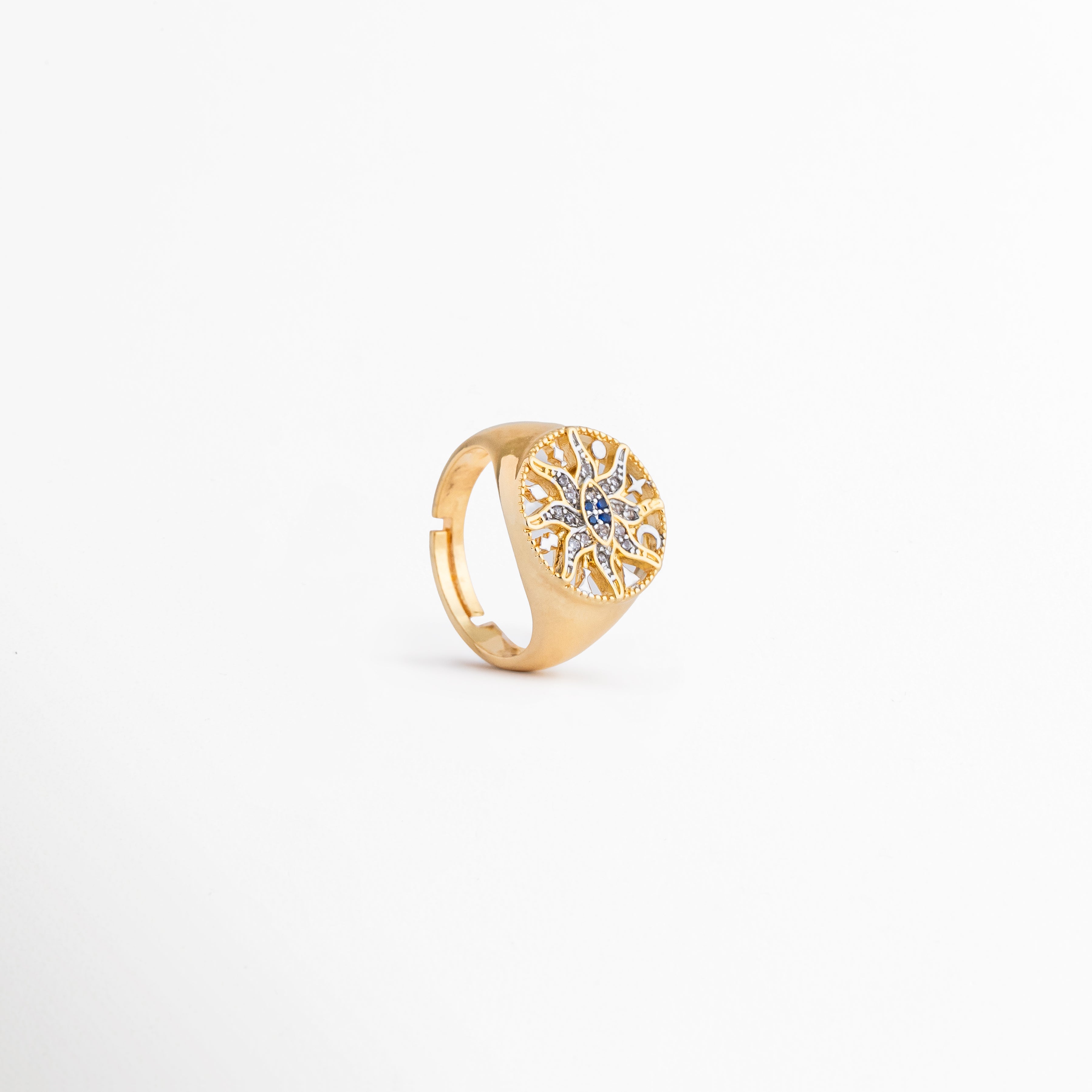 Detalle de perfil del anillo Alaric mostrando la banda dorada y la montura, Estructura del anillo ajustable de cobre chapado en oro desde una perspectiva lateral, Vista de cerca que muestra la forma ergonómica de la pieza metálica, Anillo con diseño de sol y zirconias posicionado de perfil para tienda online, Grosor y acabado del enchapado en oro de 14K en el lateral del anillo.