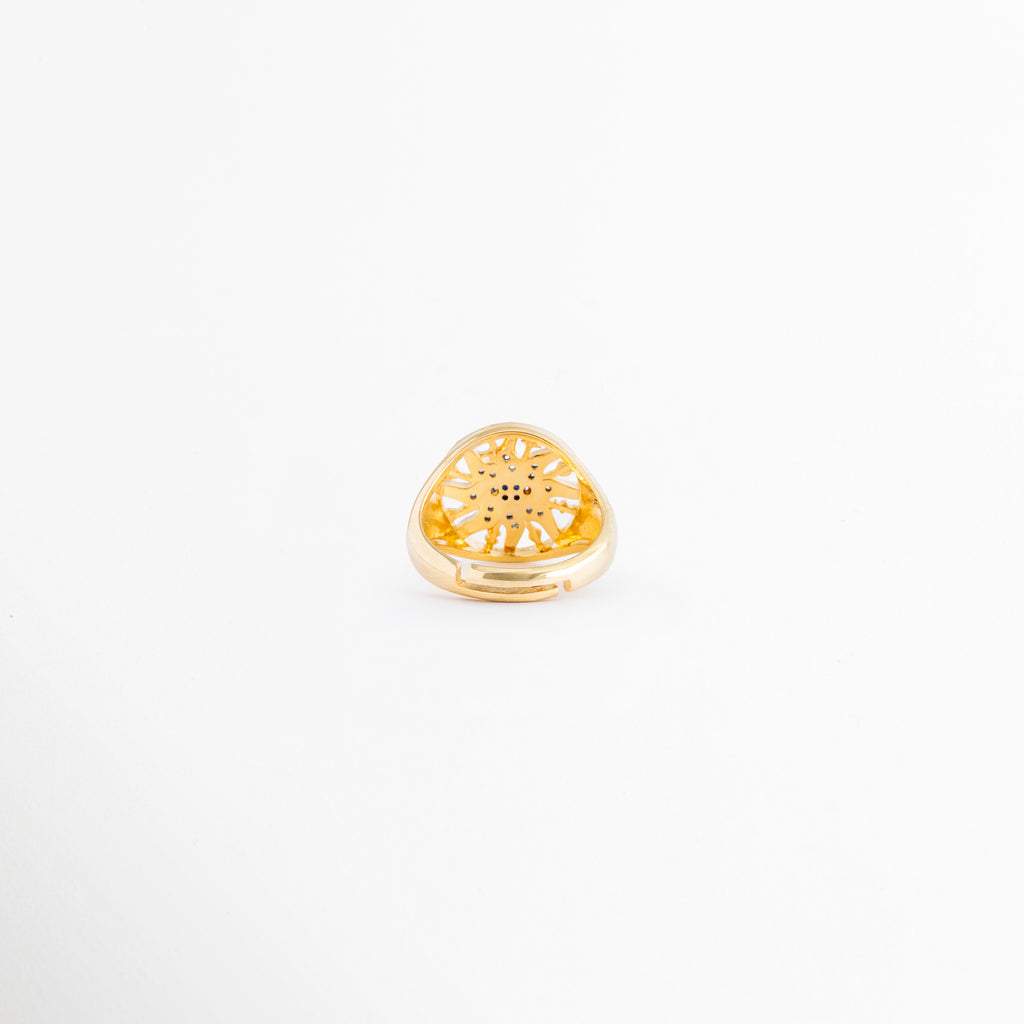 Vista inferior del anillo Alaric destacando su diseño abierto y ajustable, Detalle de la parte trasera regulable del anillo chapado en oro para adaptarse a cualquier talla, Sistema de apertura de la banda del anillo para un ajuste ergonómico y cómodo, Primer plano de la terminación trasera abierta de la joyería de cobre dorada, Banda ajustable del anillo místico de sol fotografiada desde atrás.